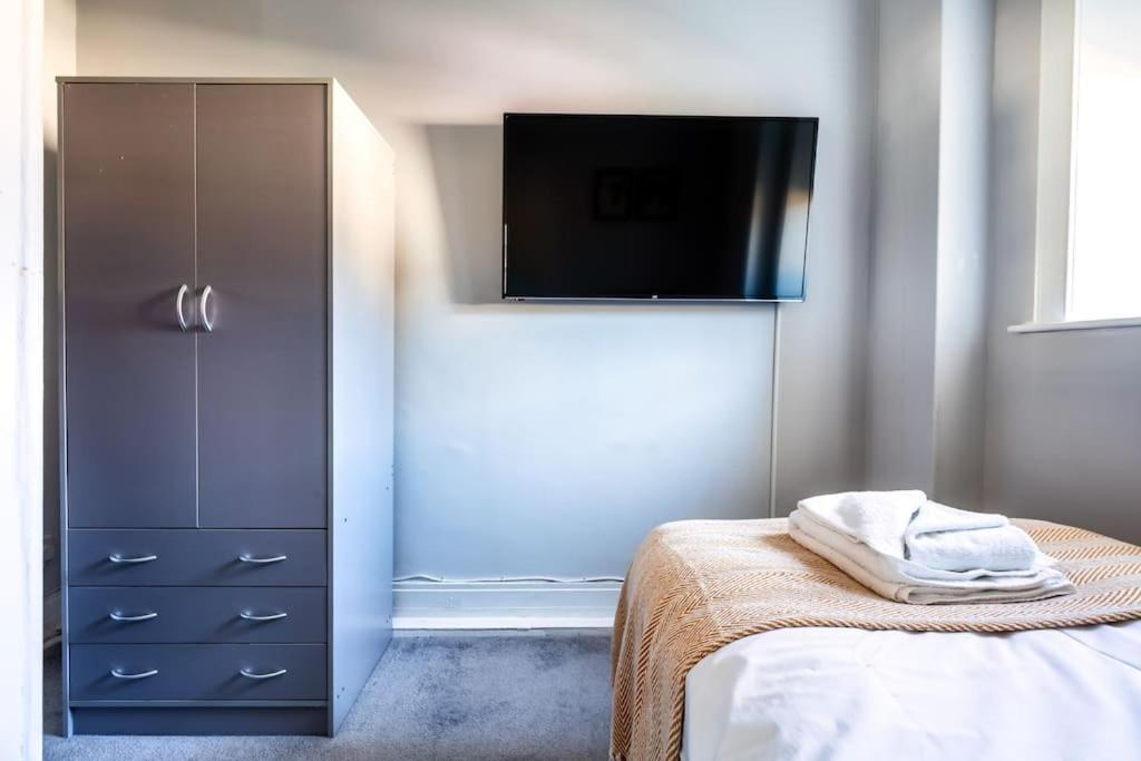 Kali Apartment - Spacious 3 Bed Apartment In Wishaw 威萧 外观 照片